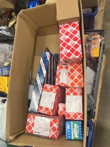 1325774-20 Spare parts warehouse with car parts