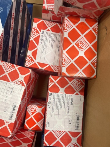 1325774-21 Spare parts warehouse with car parts