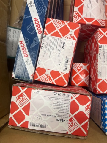 1325774-22 Spare parts warehouse with car parts