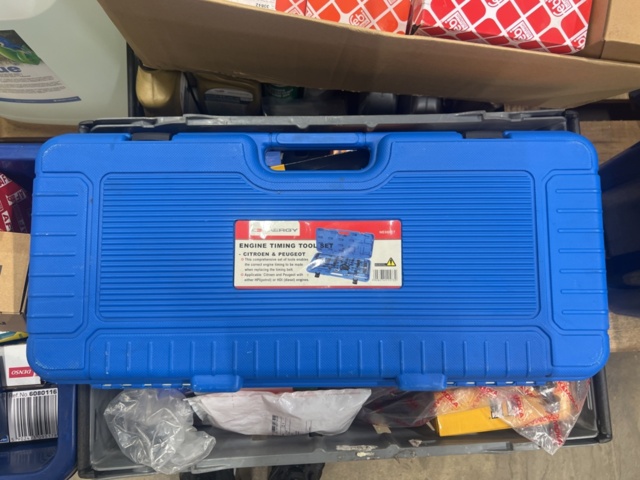 1325774-23 Spare parts warehouse with car parts