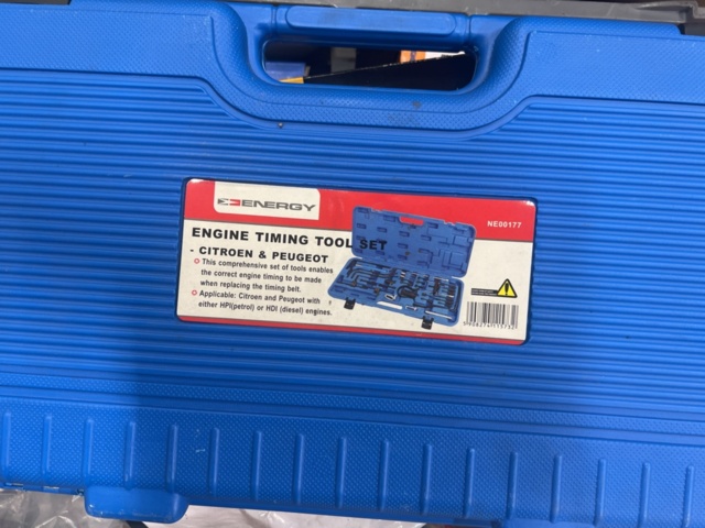 1325774-24 Spare parts warehouse with car parts