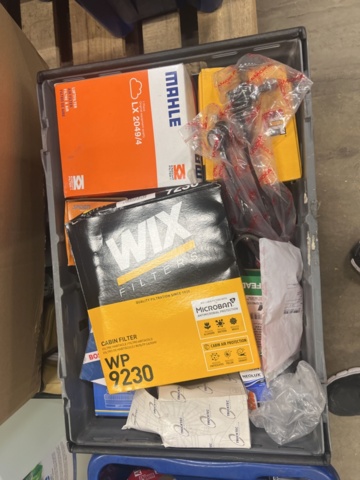 1325774-26 Spare parts warehouse with car parts