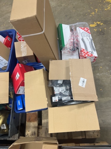 1325774-28 Spare parts warehouse with car parts