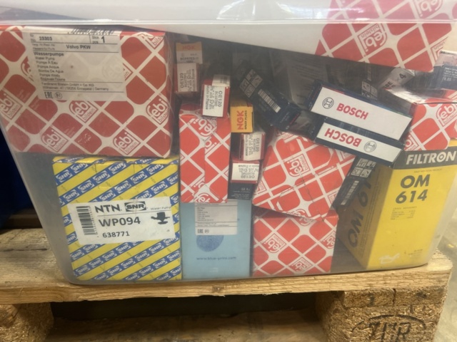 1325774-30 Spare parts warehouse with car parts