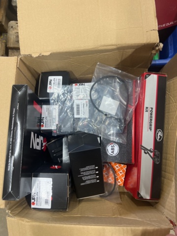 1325774-31 Spare parts warehouse with car parts