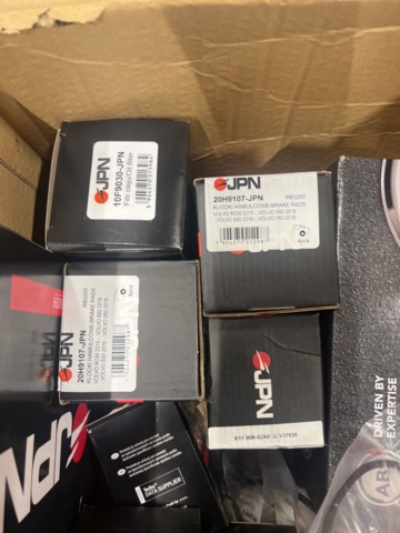 1325774-32 Spare parts warehouse with car parts