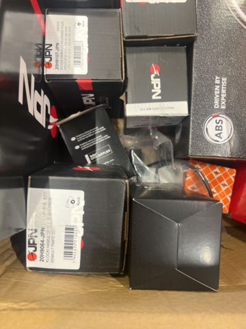 1325774-33 Spare parts warehouse with car parts