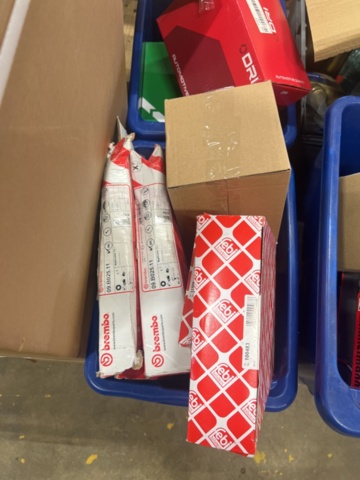 1325774-35 Spare parts warehouse with car parts