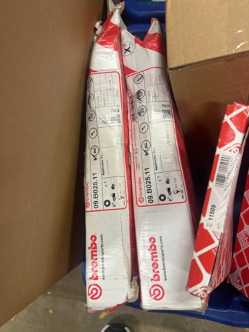 1325774-37 Spare parts warehouse with car parts