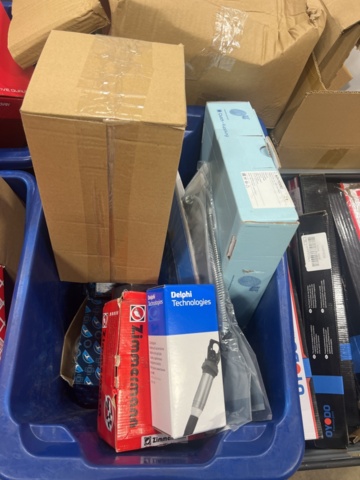 1325774-41 Spare parts warehouse with car parts