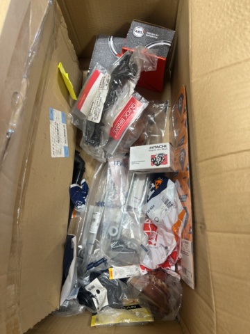 1325774-45 Spare parts warehouse with car parts