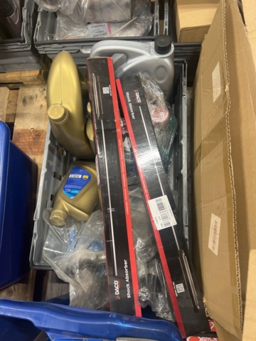 1325774-47 Spare parts warehouse with car parts