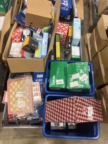 1325774-48 Spare parts warehouse with car parts