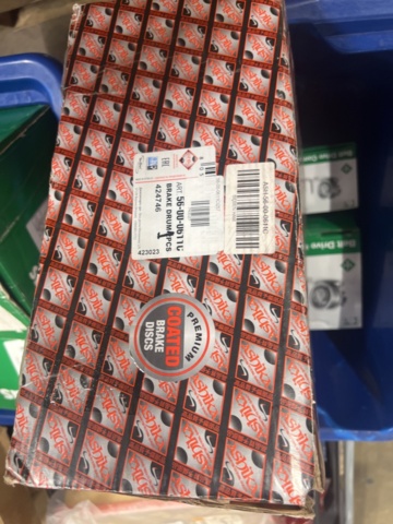 1325774-49 Spare parts warehouse with car parts