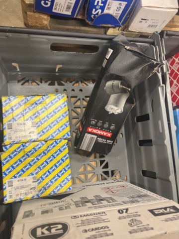 1325774-56 Spare parts warehouse with car parts