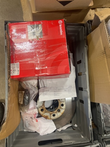 1325774-61 Spare parts warehouse with car parts