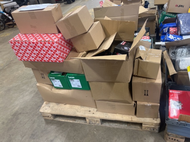 1325774-62 Spare parts warehouse with car parts