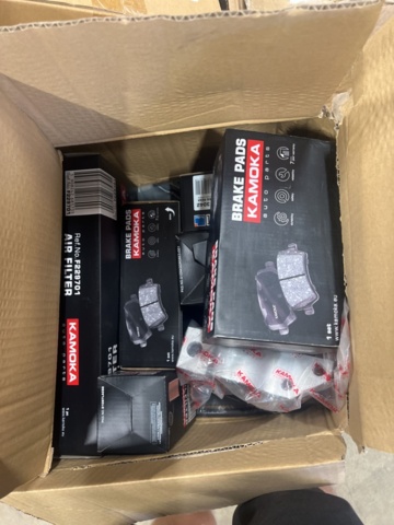 1325774-64 Spare parts warehouse with car parts