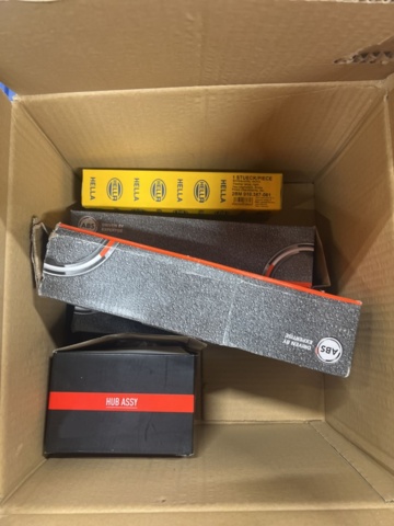 1325774-66 Spare parts warehouse with car parts