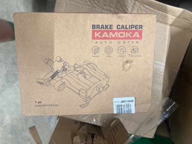 1325774-67 Spare parts warehouse with car parts