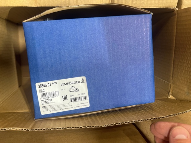 1325774-68 Spare parts warehouse with car parts