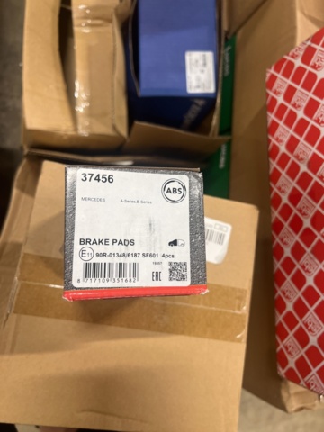 1325774-69 Spare parts warehouse with car parts