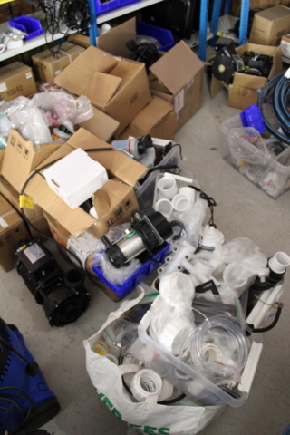 1368373-8 5 st hyllsektioner med reservdelar för spabad