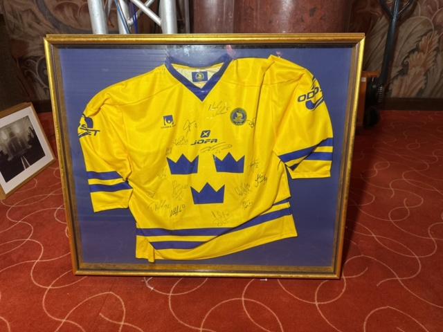 1355172-2 Framed hockey jersey with autographs - Tre Kronor