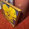 1355172-3 Framed hockey jersey with autographs - Tre Kronor