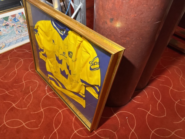 1355172-3 Framed hockey jersey with autographs - Tre Kronor