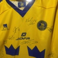 1355172-4 Framed hockey jersey with autographs - Tre Kronor
