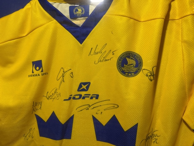 1355172-4 Framed hockey jersey with autographs - Tre Kronor