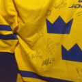 1355172-5 Framed hockey jersey with autographs - Tre Kronor