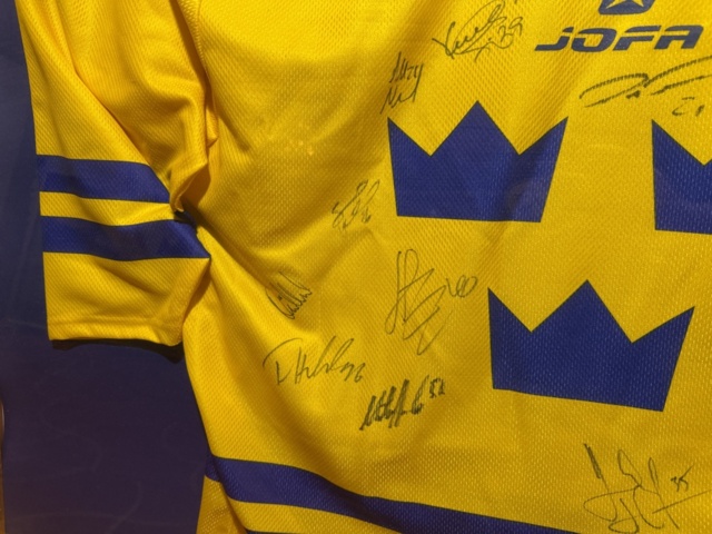 1355172-5 Framed hockey jersey with autographs - Tre Kronor