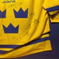 1355172-6 Framed hockey jersey with autographs - Tre Kronor
