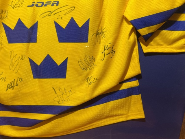 1355172-6 Framed hockey jersey with autographs - Tre Kronor