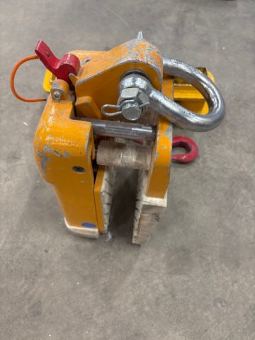 1356417-2 Stone lift with fork attachment, capacity 1 ton