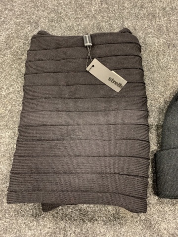 1387568-3 Hat & scarf