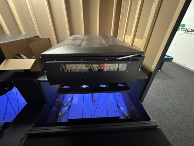 1199514-25 Showroom bowling alleys