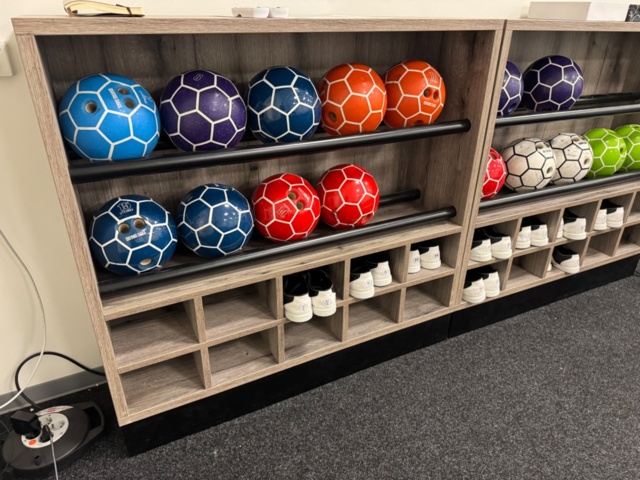 1199514-33 Showroom bowling alleys