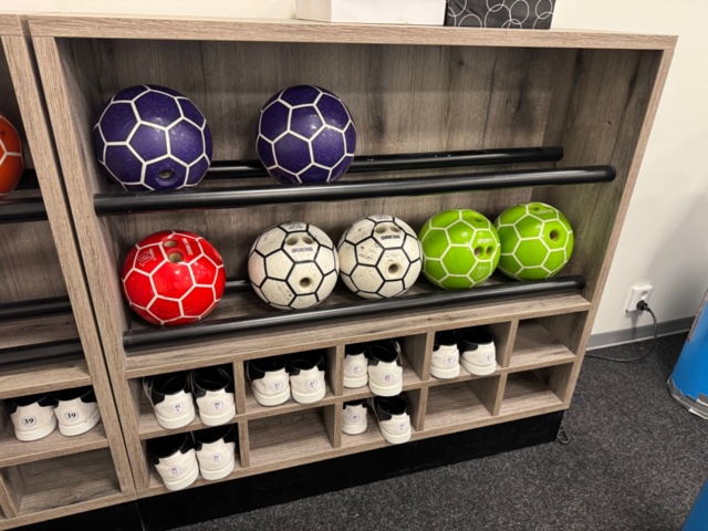 1199514-34 Showroom bowling alleys