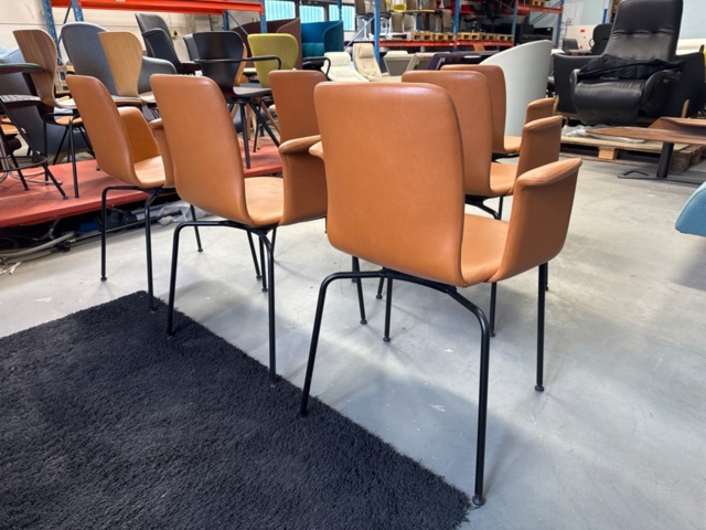 1390078-4 Slim stol med armstöd, cognacsfärgat europeiskt läder, 4 st