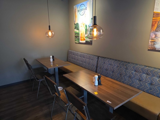 1319929-1 4 st bord, 2 st soffor, 4 st stolar, 2 st lampor