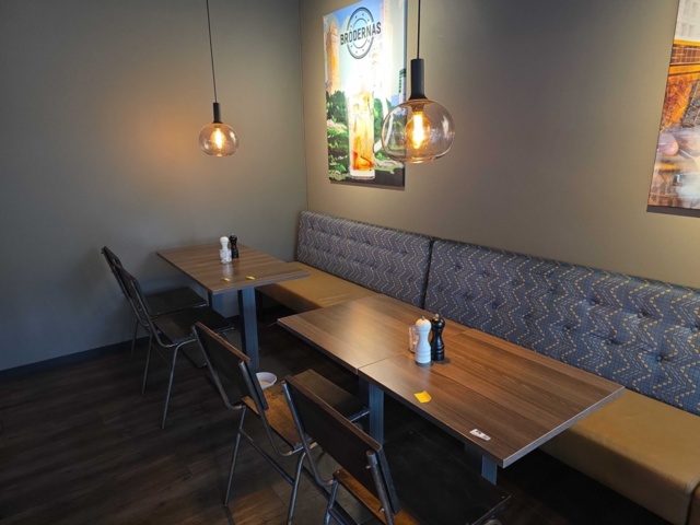 1319929-2 4 st bord, 2 st soffor, 4 st stolar, 2 st lampor