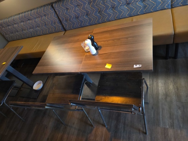 1319929-3 4 st bord, 2 st soffor, 4 st stolar, 2 st lampor