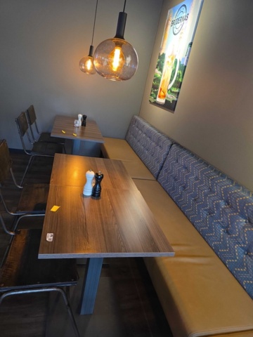 1319929-4 4 st bord, 2 st soffor, 4 st stolar, 2 st lampor