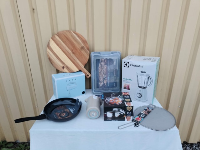 1331732-1 Mixer, frying pan, electric whisk, cutting board and more