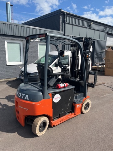 1390452-5 Forklift - Toyota 8FBMT16