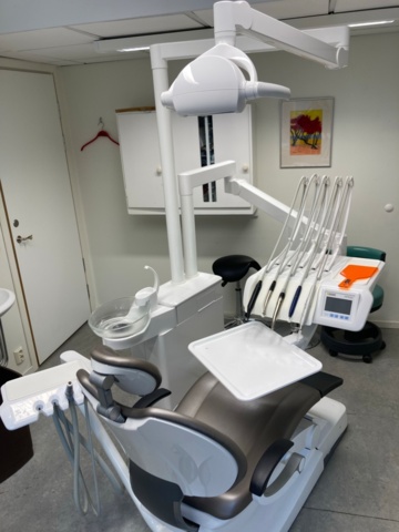 1390179-4 Tandläkarklinik: Intego pro tandläkarstol, röntgen, lampa, autoklav