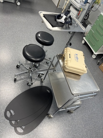 1386856-1 Operationstillbehör - Operationspannlampa Xenosys, sittpallar, rostfri hyllvagn med mera